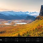 Kalenderblatt für Oktober, Skandinavien. Herbstlandschaft im Sarek Nationalpark, Schweden mit Gebirge und buntem Laub.