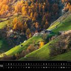 Südtirol, 10, Bauernhof am Natrunser Sonnenberg. Leuchtende Herbstbäume auf grünen Hügeln mit einem Gehöft dazwischen.