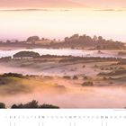"Morgennebel am Fuß der Bricklieve Mountains, County Sligo." Landschaft mit Hügeln und Nebelmeer. Unten Kalender mit Tagen.