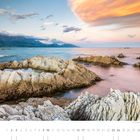Felsenküste an der Kaikoura Peninsula (Südinsel). Kalenderblatt 10 mit wundervoller Küstenlandschaft und ruhigem Meer.