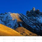 Der erste Schnee liegt über den Gipfeln der Rotzähne. Goldene Wiesen, schneebedeckte Berge, strahlend blauer Himmel.