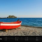 Kalenderseite mit Oktoberübersicht. Rotes Boot am steinigen Strand, blaue See, Felsen im Hintergrund. Text: "Andalusien", "Küste bei Almuñécar".