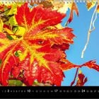 Kalenderseite für Oktober. Rote und gelbe Blätter vor blauem Himmel.