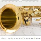 Der Kalender zeigt den Monat Oktober mit Notenblättern und einem goldenen Saxofon im Hintergrund.
