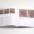 Text: "Dan Vezentan". Bilder von Pferden, künstlerisch illustriert. Links ausgerichteter Text neben den Bildern.