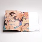 Text: "Domino, 2023. Acrylic and oil on canvas. 150 x 150 cm." 
Eine Illustration zeigt eng aneinander liegende, entspannte Figuren.