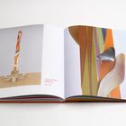 „I am the energy I desire to attract 02“, 2024-2025; linke Seite Skulptur, rechte Seite bunte Streifen mit Formen.