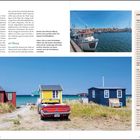09 Ærø und 10 Faaborg. Rechts ein Hafenbild mit Booten, unten bunte Strandhäuser am Meer, im Vordergrund ein rotes Auto.