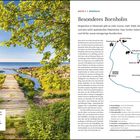 Besonderes Bornholm. Karte zeigt Sehenswürdigkeiten und Orte. Links Plankenweg zum Meer, grüner Baum im Vordergrund.