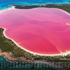 Kalender mit Monatsübersicht und "Lake Hillier, Australien". Pinker See umgeben von grünen Wäldern und blauem Meer.