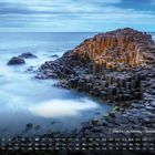 "Giant's Causeway – Basaltsäulen. Kalenderansicht. Meer mit bizarren hexagonalen Gesteinsformationen. 10 für Oktober."
