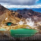 Kalender mit „Emerald Lakes (Smaragdseen) auf 1.700m Höhe am Mount Tongariro“. Zwei grüne Seen in vulkanischer Landschaft.