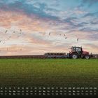 Kalender mit November-Daten. Ein Traktor pflügt ein Feld bei Sonnenuntergang, Vögel fliegen im Himmel.