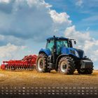 Kalender mit Zahlen 1 bis 31, Tage von Freitag bis Sonntag. Traktor auf einem Feld unter bewölktem Himmel.