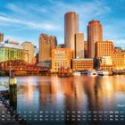 Text: „Skyline Boston 12“. Ein Kalenderblatt mit der Skyline von Boston, Wasser im Vordergrund.