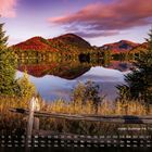 "Indian Summer, Mt. Tremblant 10" steht am unteren Rand. Es zeigt eine herbstliche Landschaft mit Bergen und einem See.