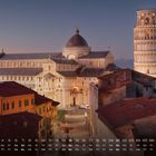 Kalender mit November-Daten, Beschriftung "Pisa 11". Der Schiefe Turm und der Dom von Pisa bei Abenddämmerung.
