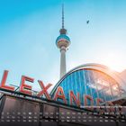 Text: "ALEXANDER", "Bahnhof Alexanderplatz und Fernsehturm". Sicht auf roten Schriftzug, Glasdach und Turm bei blauem Himmel.