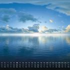 Kalender mit Tagen 1 bis 31, Wochentagen Fr bis So. Wolkiger Himmel und ruhiges Meer bei Sonnenuntergang.