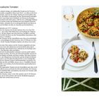 Provenzalische Tomaten; Rezept inklusive Zutaten und Zubereitung; Teller und Glas mit Tomaten und Wein auf Tisch im Garten.