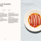 Titel: Escalivada mit Sardellen und Rotbarben. Links Rezepttext, rechts Teller mit Streifen von Paprika und Fisch in Öl.
