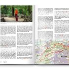 Linke Seite: Ein Mann in oranger Jacke steht zwischen Steintürmen im Wald. Auf der rechten Seite: Karte von Kleve.