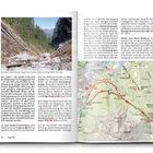 Auf einer Holztreppe steigt man in den wilden Grießgraben hinunter. Eine Wanderkarte zeigt eine rot markierte Route.