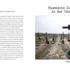 Text: "Russische Invasion in der Ukraine". Kreuz im Boden mit Blumenkränzen und ukrainischer Flagge. Feld mit Gräbern.