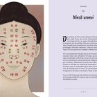 Links ein Gesicht mit roten Schriftzeichen, rechts ein Text über "Ninsō uranai", japanische Physiognomie.