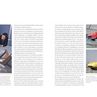 Links unten steht: "Den Sergio Pininfarina (rechts) und sein Schwager Renzo Carli verbanden in den ersten Jahren..."
Rechts oben sieht man ein rotes Auto auf einem Podest ausgestellt. Rechts unten ist ein gelbes Auto draußen aufgestellt.