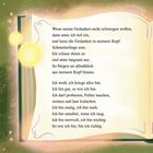 Ein offenes Buch zeigt folgendes Gedicht: 

Wenn meine Gedanken nicht schweigen wollen,  
dann atme ich tief ein,  
und lasse die Gedanken in meinem Kopf  
Schmetterlinge sein.  
Ich schaue ihnen zu  
und atme langsam aus.  
So fliegen sie allmählich  
aus meinem Kopf hinaus.  

Ich weiß, ich kriege alles hin.  
Ich bin gut, so wie ich bin.  
Ich darf probieren, Fehler machen,  
weinen und laut loslachen.  
Ich bin mutig, ich bin stark.  
Ich bin sensibel, wenn ich mag.  
Ich bin wertvoll, ich bin wichtig.  
So wie ich bin, bin ich richtig.  

Hintergrund mit leuchtenden Punkten und verspieltem Rahmen.