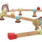 Holzmurmelbahn mit bunten Elementen: Regenbogen, Haus mit Herz, Baum, gelbe und rote Murmel auf Schienen.