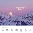 Beginn ist Stärke, Vollenden ist KRAFT. Laozi. Kalender für Dezember mit verschneiten Bergen im Hintergrund.