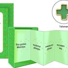 Ein grüner Kasten mit dem Text: „Bin kleiner Kraftspender nur für dich“. Innen Sprüche und ein Talisman in Kreuzform.