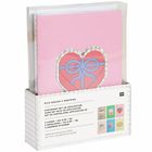 "KARTENSET MIT 3D-APPLIKATION" steht auf der Verpackung. Ein rosa Herz mit Schleife erscheint auf einer Karte.