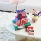 Herzanhänger mit Schleifen, Geschenke mit buntem Papier und Schleifen, bunter Blumenstrauß in rundem Gesichtsvase.