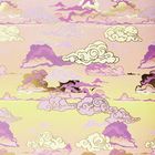 Wolkige Illustration in sanften Lila-, Pink- und Gelbtönen mit dekorativen, verspielten Wolkenformen.