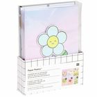 "Paper Poetry*" beinhaltet 3D-Karten und Adressaufkleber. Das Design zeigt eine lächelnde Blume auf pastellfarbenem Hintergrund.