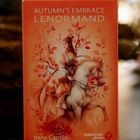 "Autumn's Embrace Lenormand," Illustration: Frau auf Pferd mit rotbraunen Blättern. Namen: Irene Captijn, Königsfurt Urania.