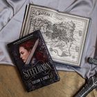 „Laness“, „Steelborn“, „Taylor J. LaRue“. Buch mit Karte und Frau mit rotem Haar neben Schwert.