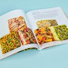 Kapitel 4, Meal Starters. Sechs bunte Quadrate aus Gemüse und Zutaten auf offenem Buch. Blauer Hintergrund.