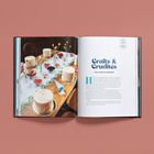 „Crafts & Crudités“ und „FOR A CREATIVE REPRIEVE“. Ein dekorativer Tisch mit Torten und kleinen Schüsseln.