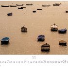 Boote im Abendlicht. Zahl 11 unten; November-Kalenderdarstellung. Mehrere Boote auf glitzerndem Wasser.
