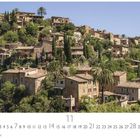 „Soller“ und „CASARES EDITION“ sind notiert. Eine hügelige Landschaft mit mediterranen Häusern und üppigen Palmen.
