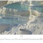 Text: „Pamukkale“, „11“, „CASARES EDITION“. Zu sehen sind terrassenförmige, weiße Kalksteinbecken mit blauem Wasser.