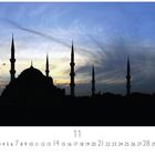 "11 Blaue Moschee, Casares Edition. Silhouette der Moschee vor einem farbigen Abendhimmel mit Wolken."