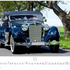 Text: "Mercedes W142", "14", "Alte Spreewald Gurken". Ein klassisches blaues Auto auf einer Landstraße, umgeben von Bäumen.