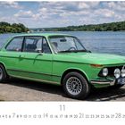 Text: "BMW 1502", "CASARES EDITION", "11".  
Grünes Auto am See, blauer Himmel, Kalender-Layout.