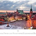 "Warschau" steht unten links. Historische Gebäude am Abend mit beleuchteten Straßen in einer Altstadt bei Sonnenuntergang.