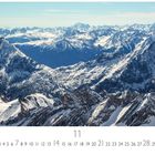 Österreich, Tiroler Alpen. Kalenderblatt mit den Zahlen 1 bis 30 unten. Schneebedeckte Berglandschaft unter klarem Himmel.